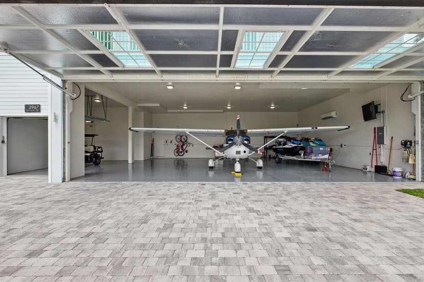 hangar popup image 3