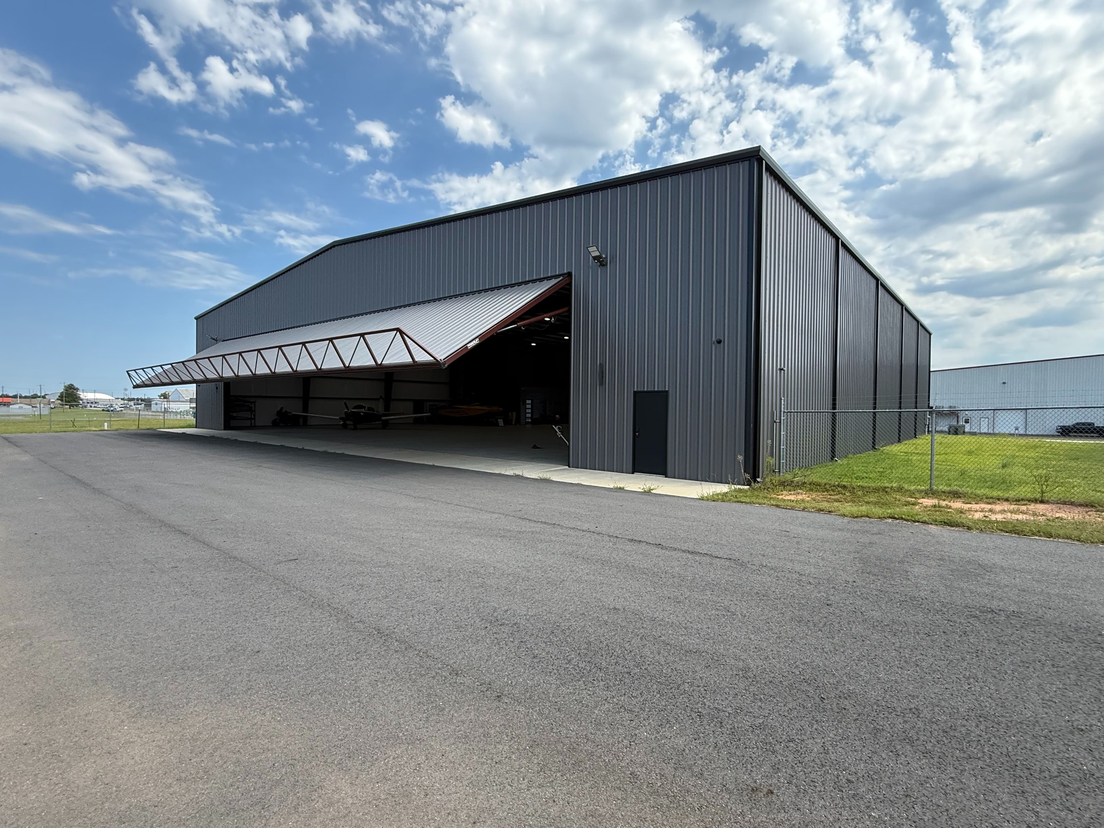 15000 foot hangar for sale in Longview Texas  KGGG 3