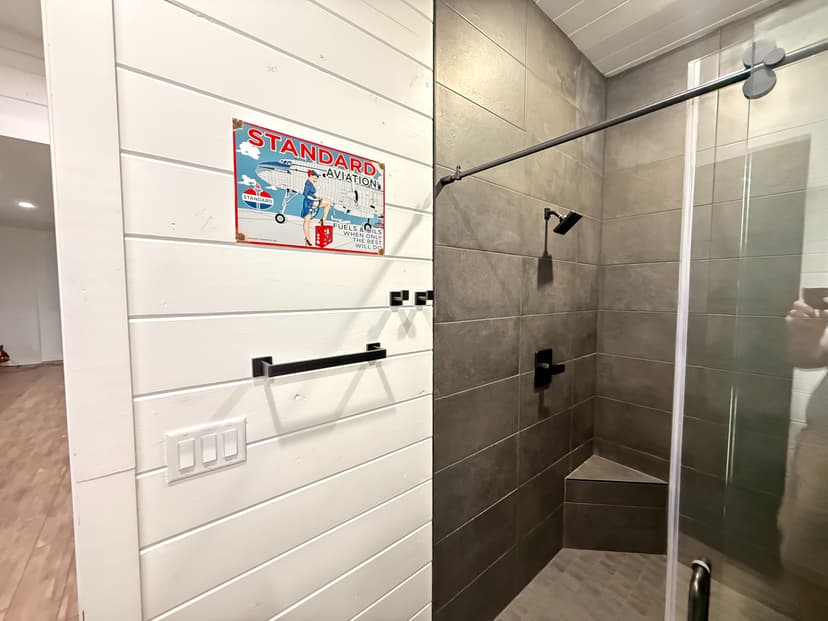 hangar popup image 4