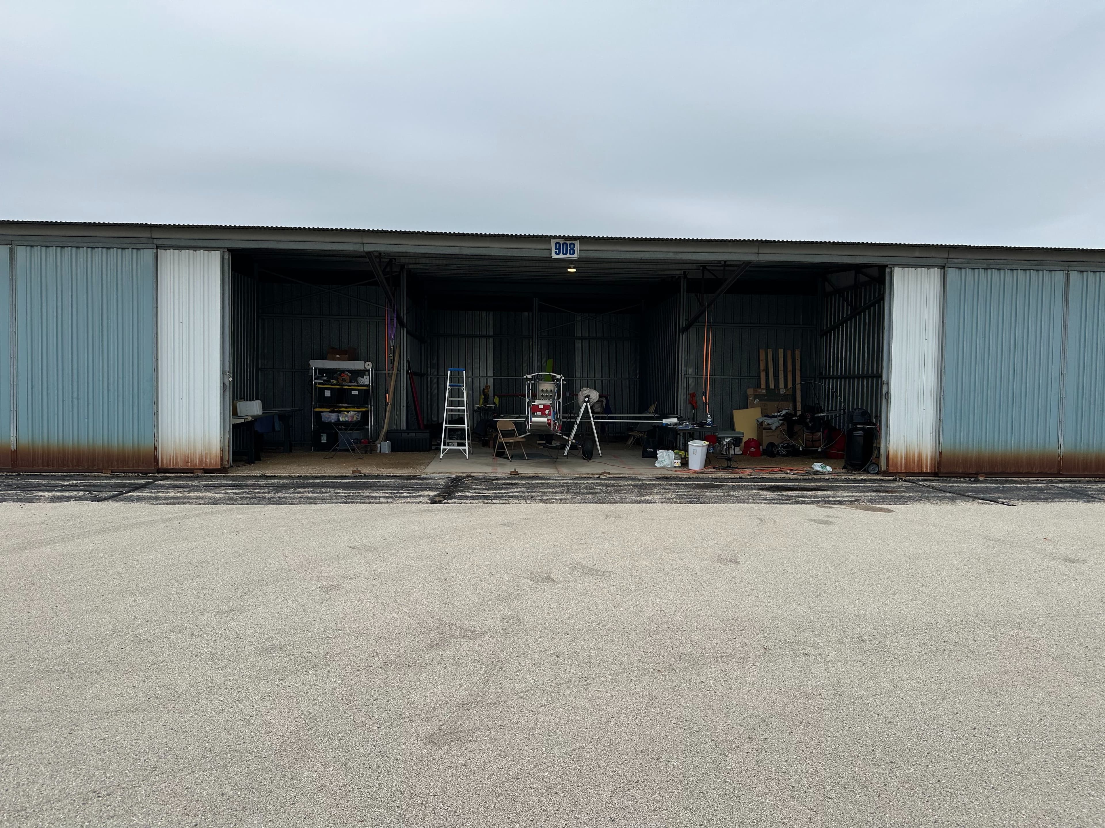 Hangar available for the winter 2