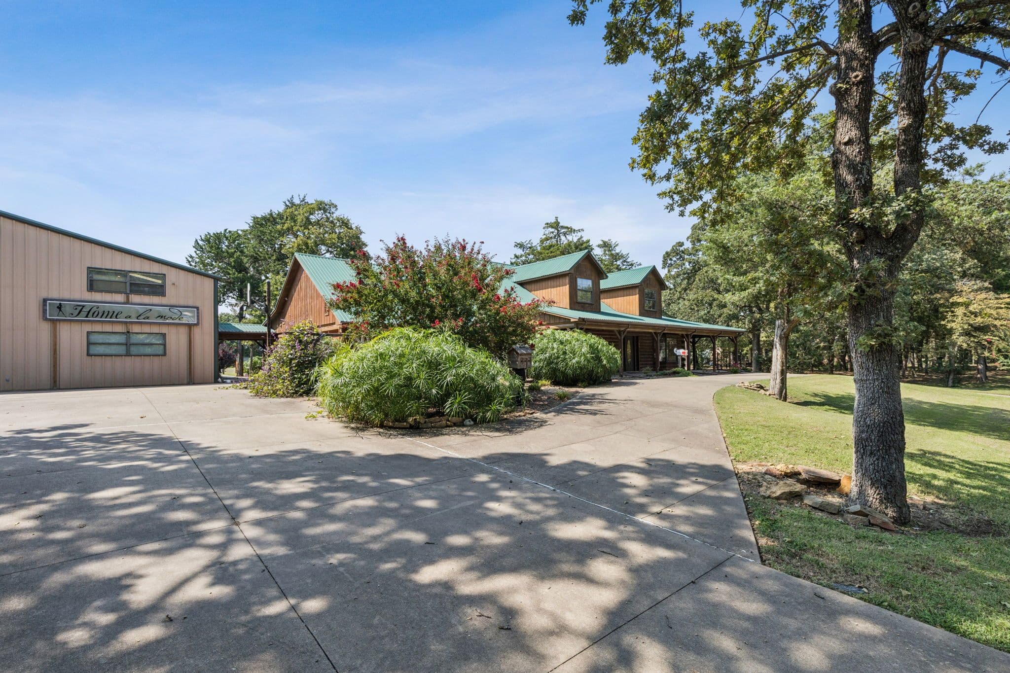 Custom Log Home and Full Hanger Estate  4
