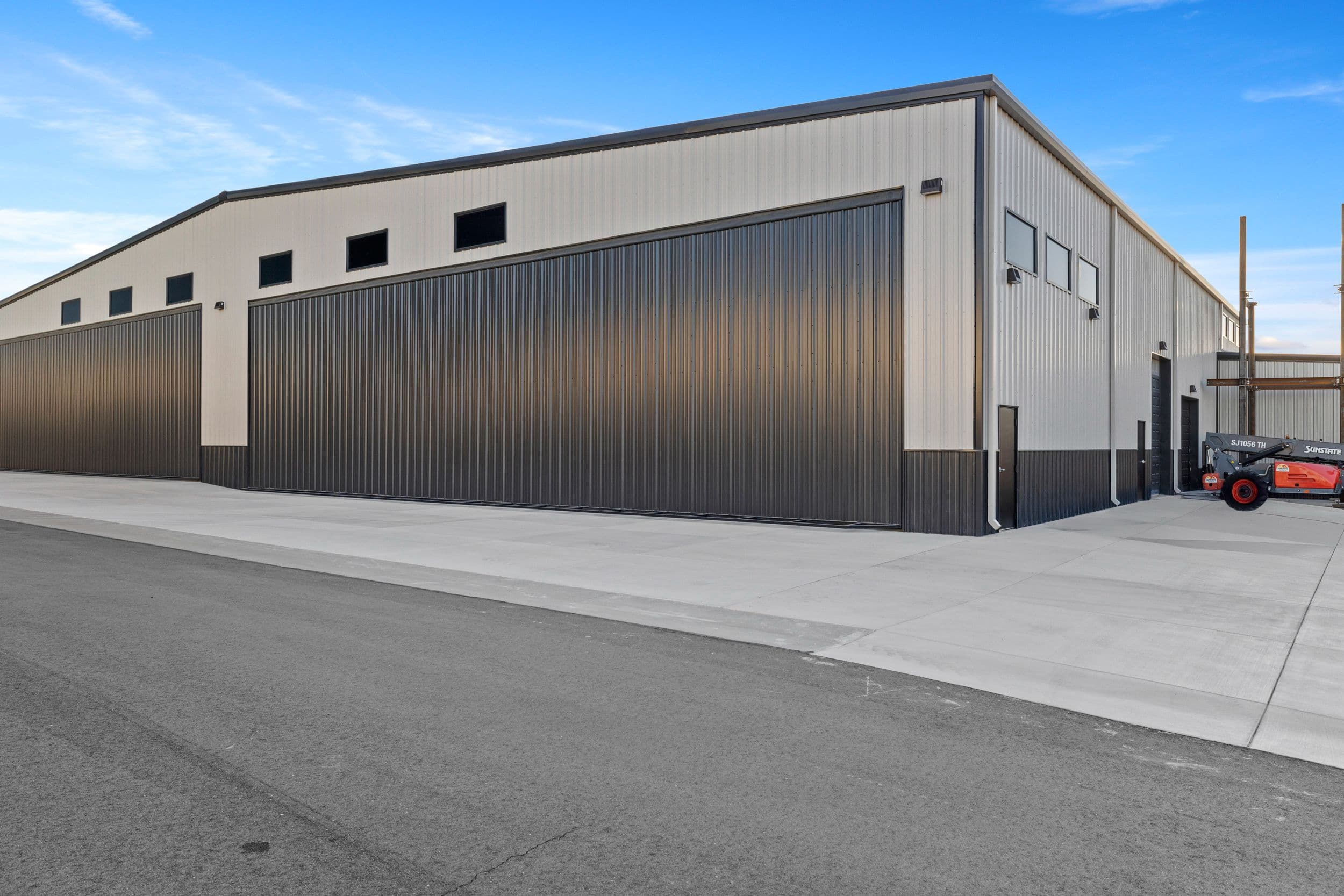 Brand New Hanger for the Discerning Aviator 4