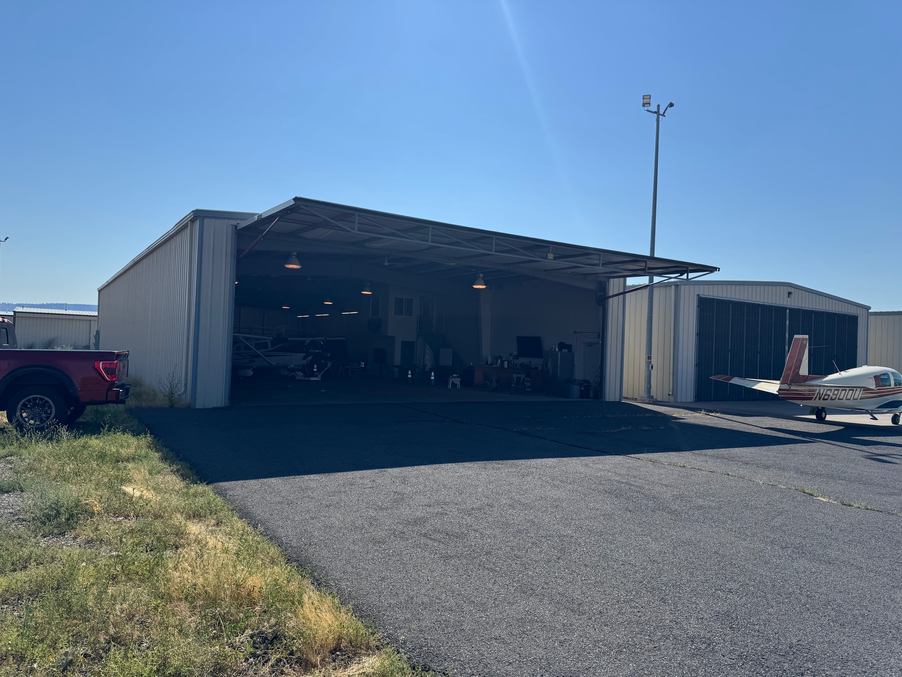 LARGE MULTIPLE AIRCRAFT 5500 SF DUAL DOOR HANAGR 1