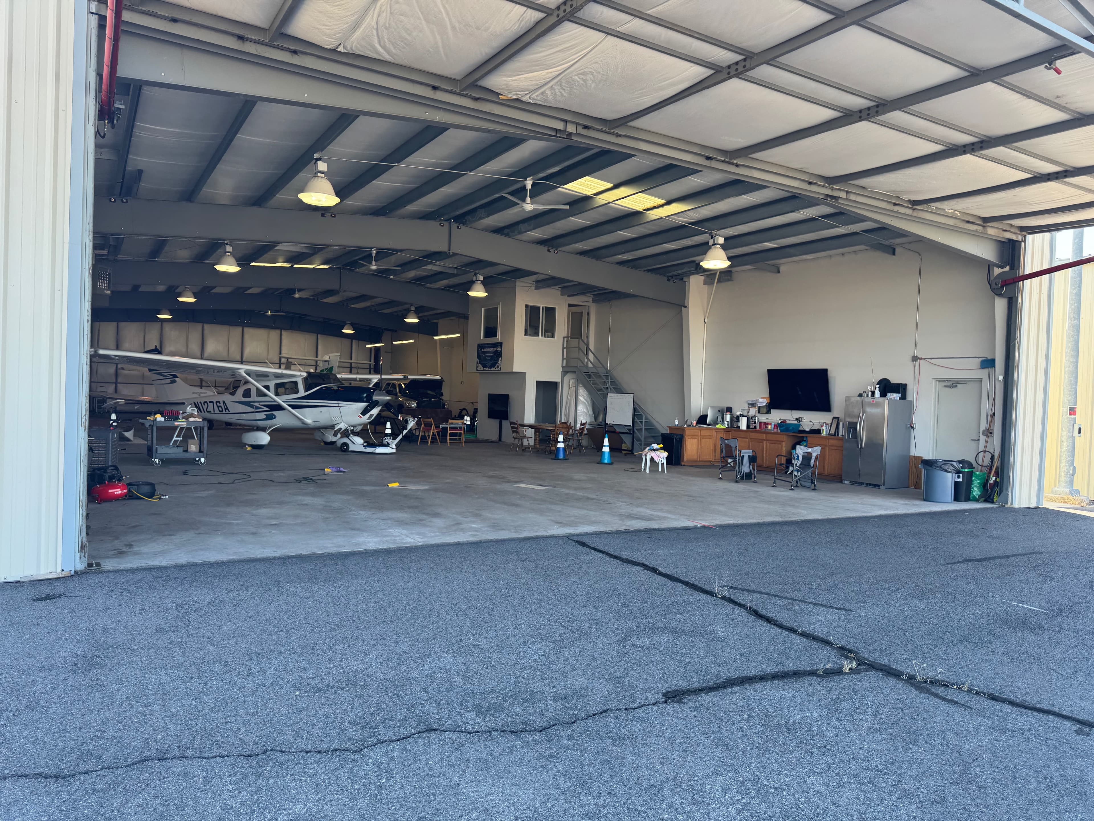 LARGE MULTIPLE AIRCRAFT 5500 SF DUAL DOOR HANAGR 2