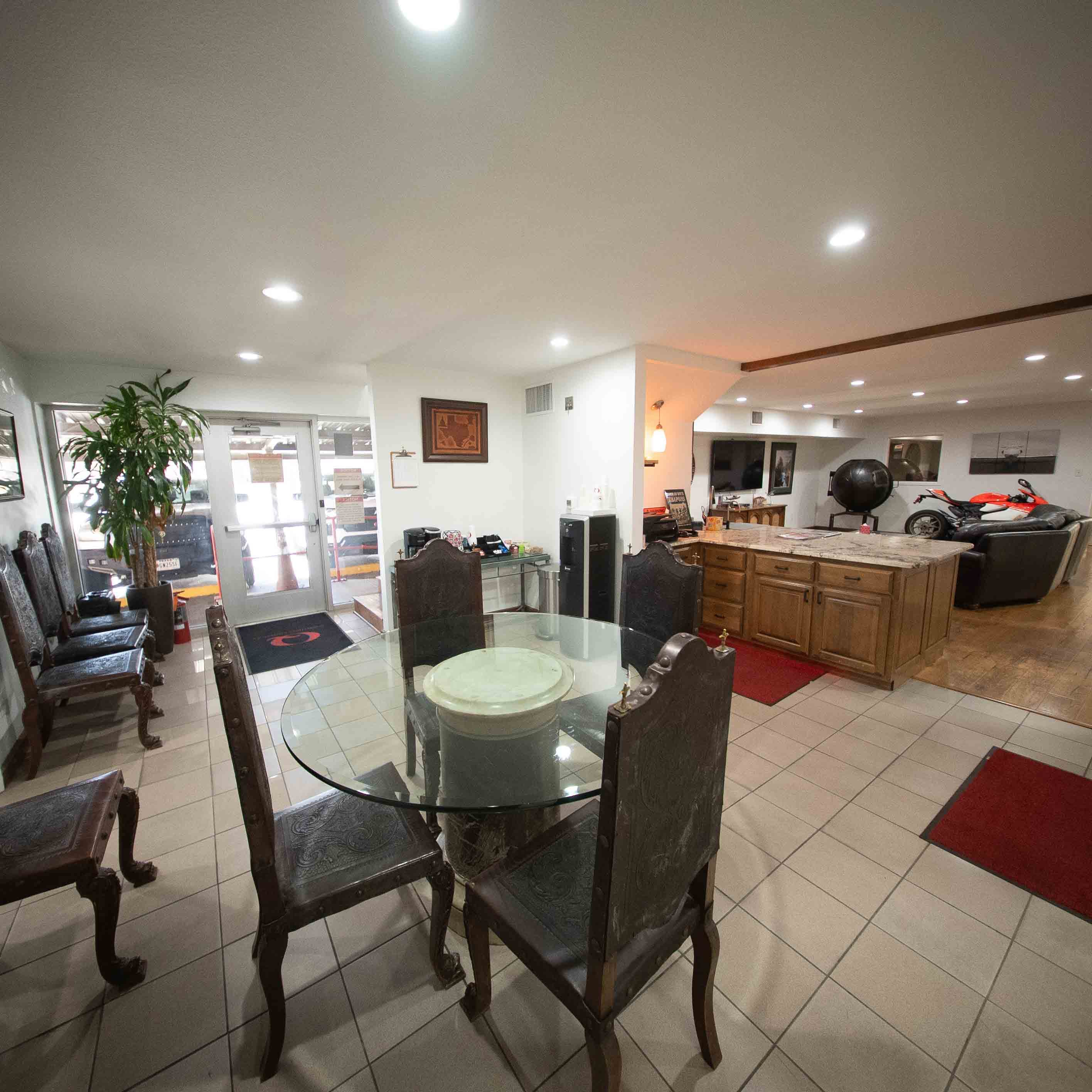 KSAT Premium Hangar Space Available 4