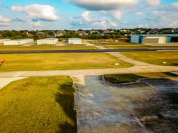 Aviators Dream Hangar-Home Directly on Runway thumbnail 6