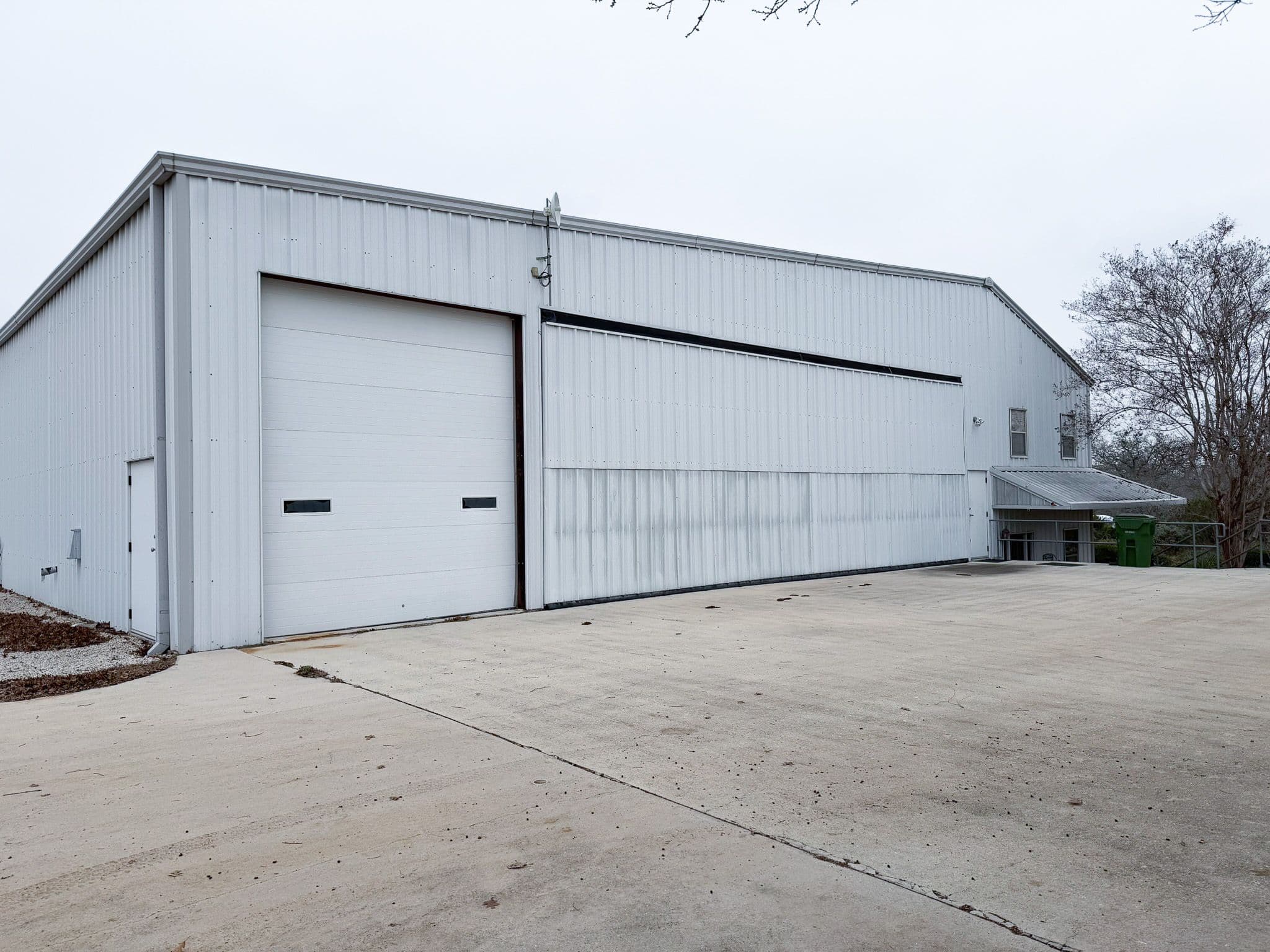 Hangar-Home Directly on Grass runway 3