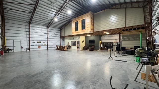 Pilot designed hangar with luxury pilots lounge and office at KGKT 2