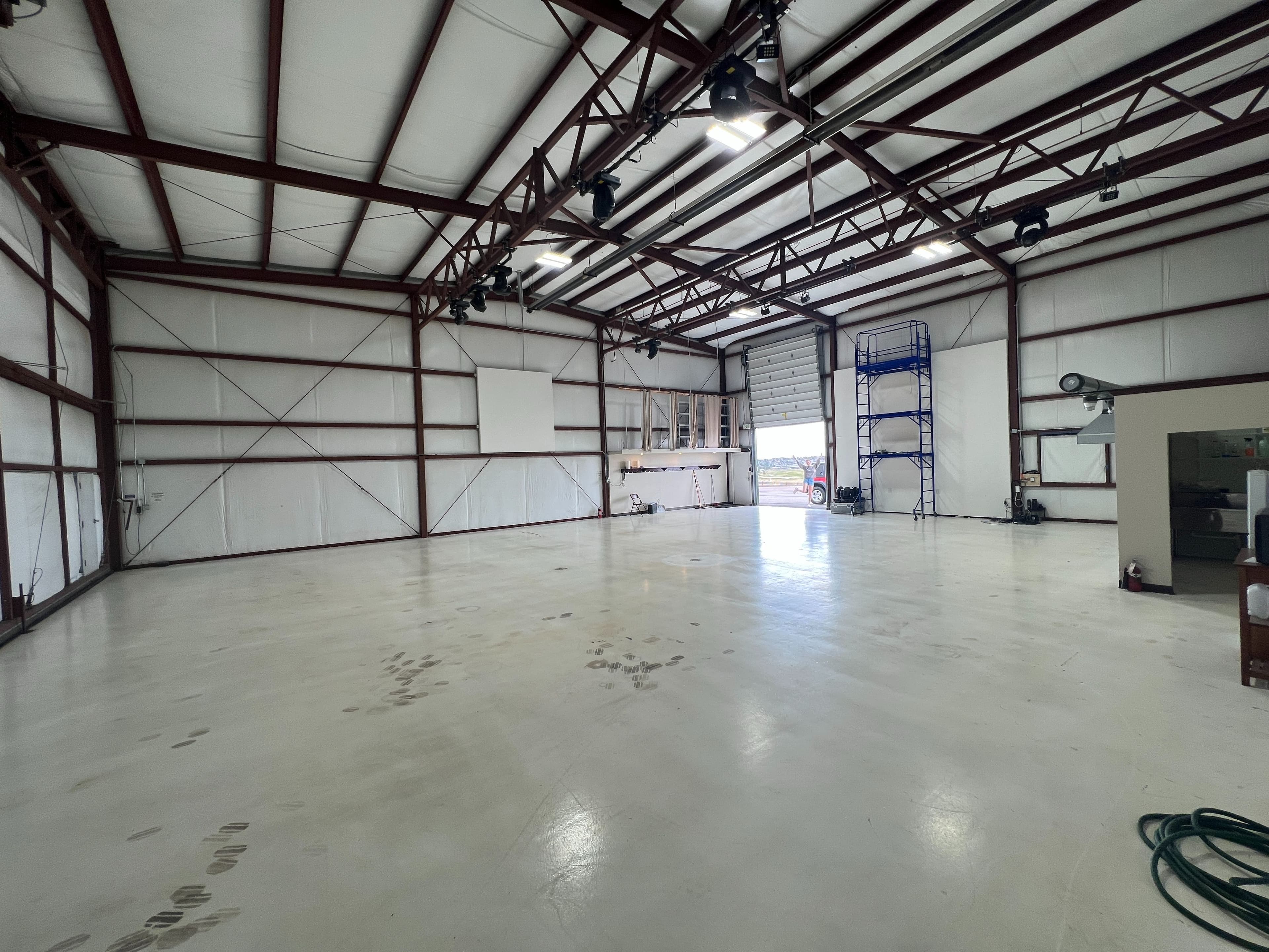 hangar popup image 5