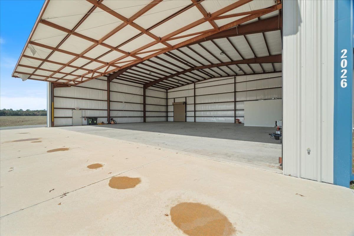 hangar popup image 2