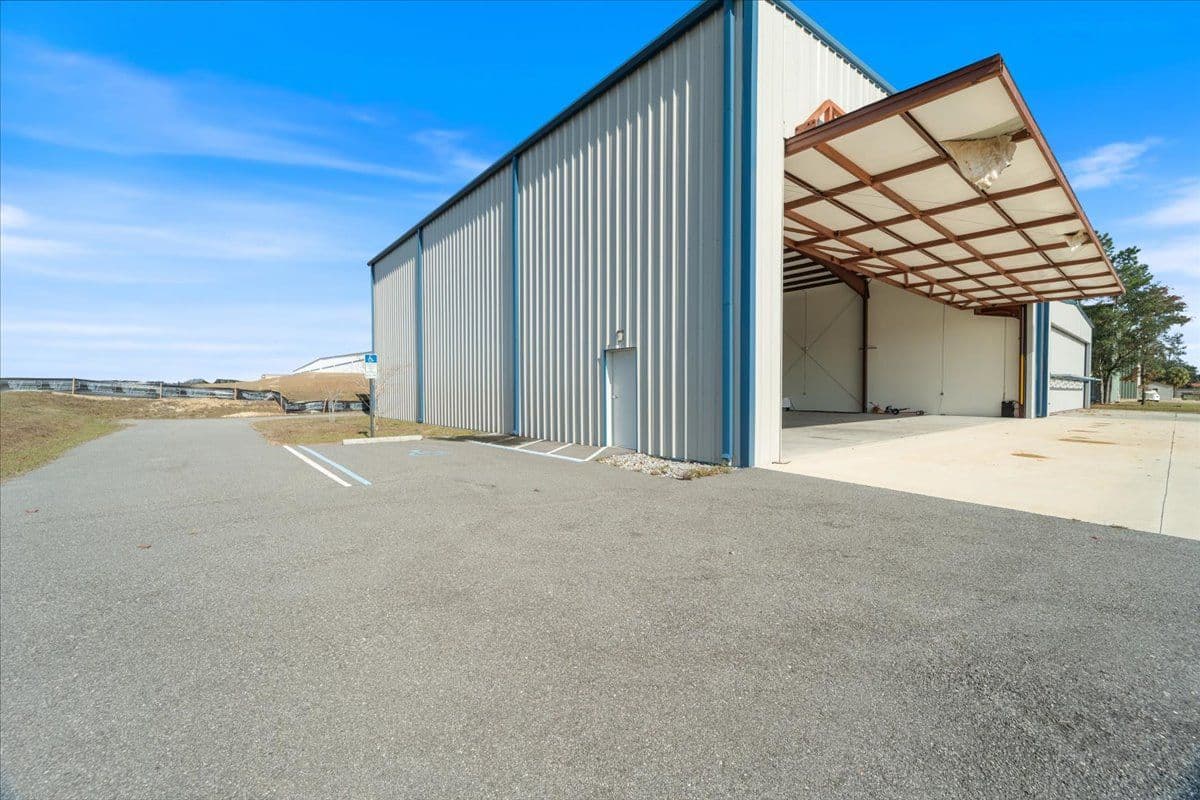 hangar popup image 3