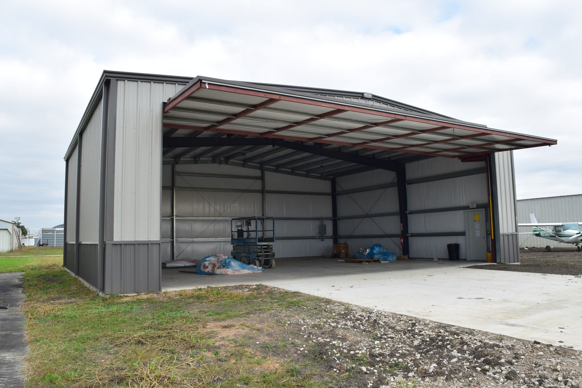 hangar popup image 1