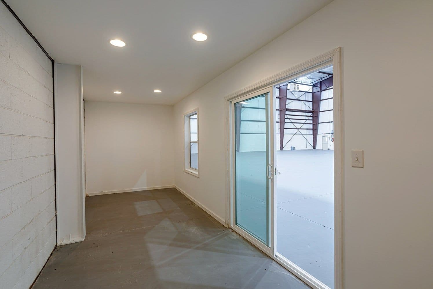 hangar popup image 8