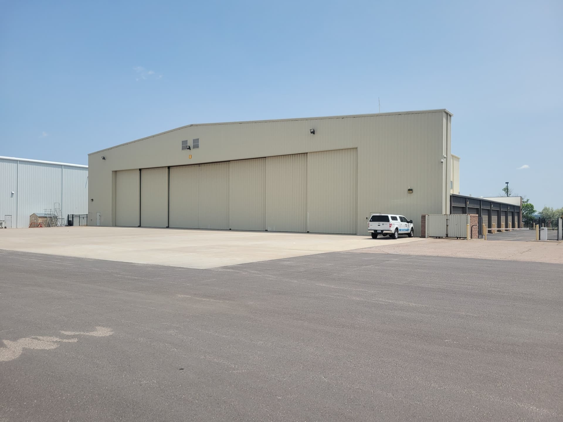 hangar popup image 3