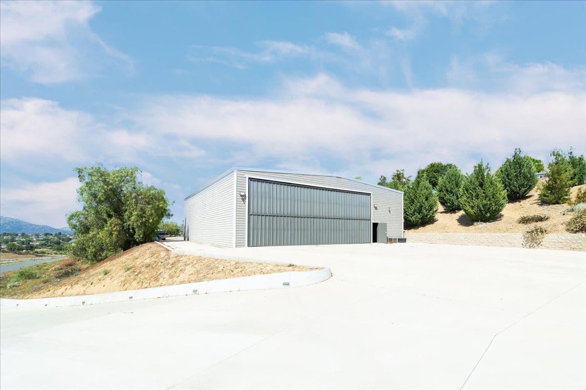 hangar popup image 15