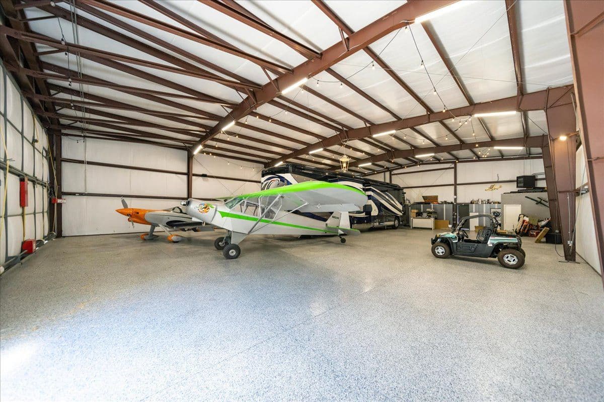hangar popup image 7