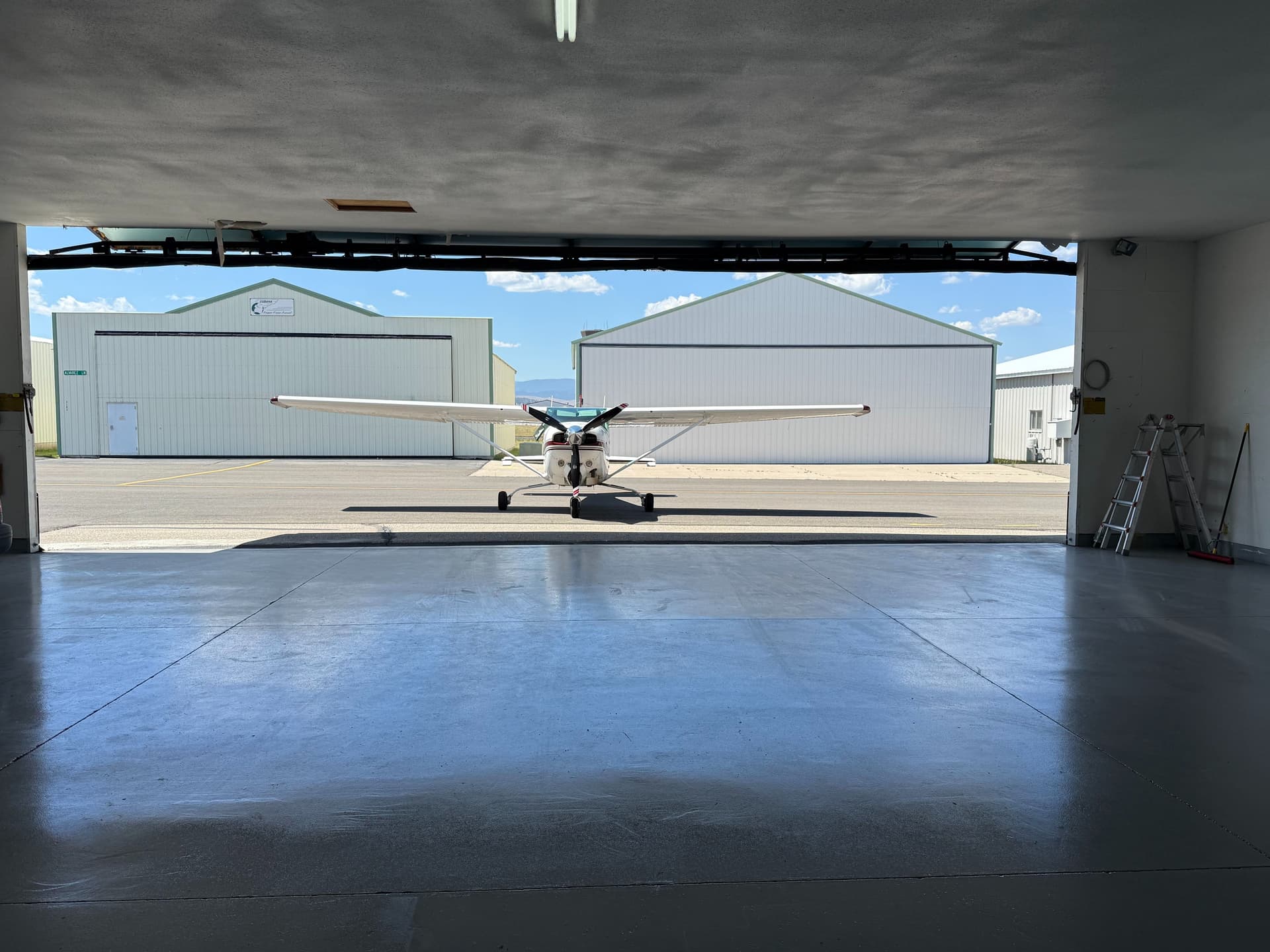 hangar popup image 4
