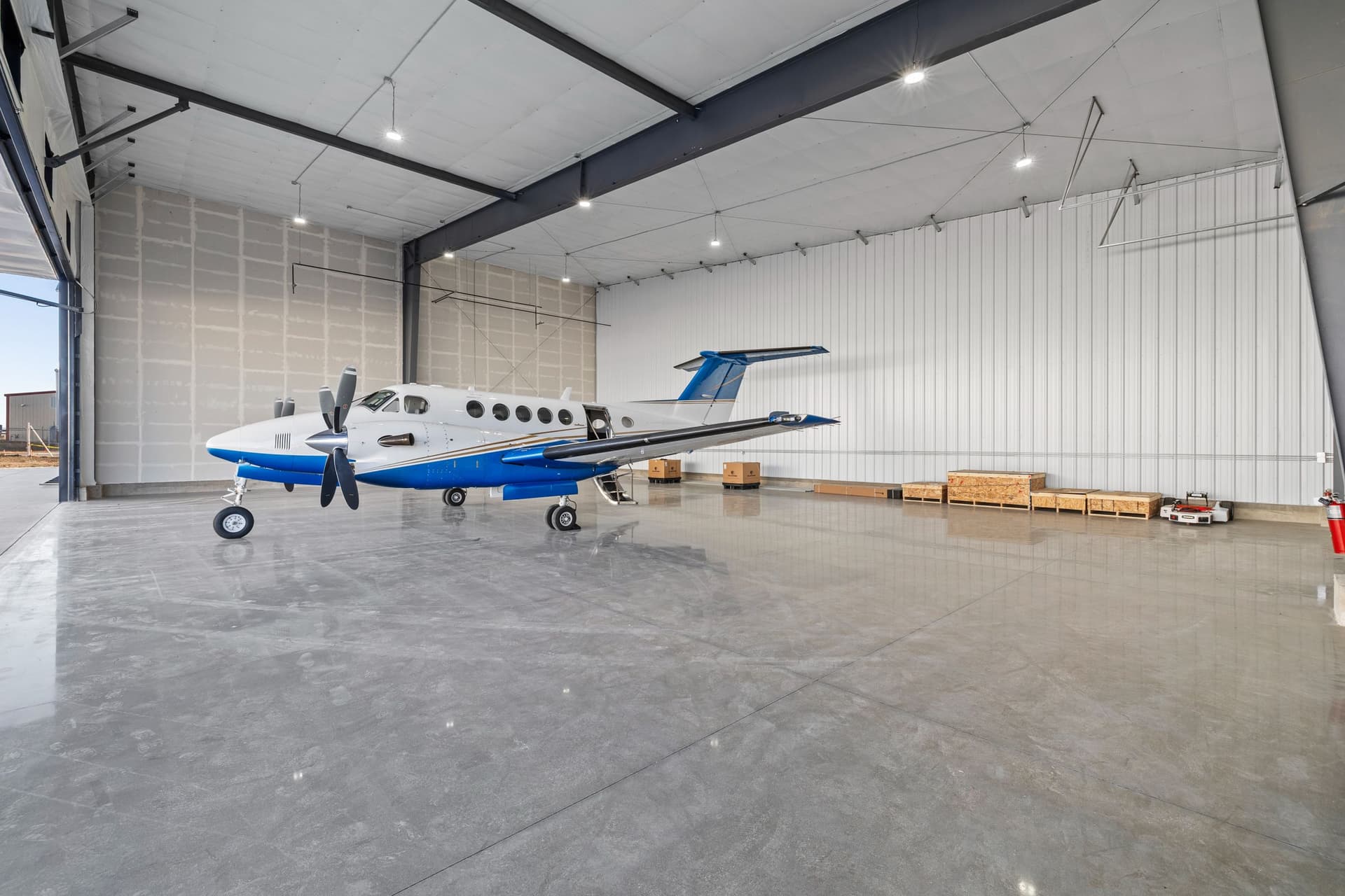 hangar popup image 4