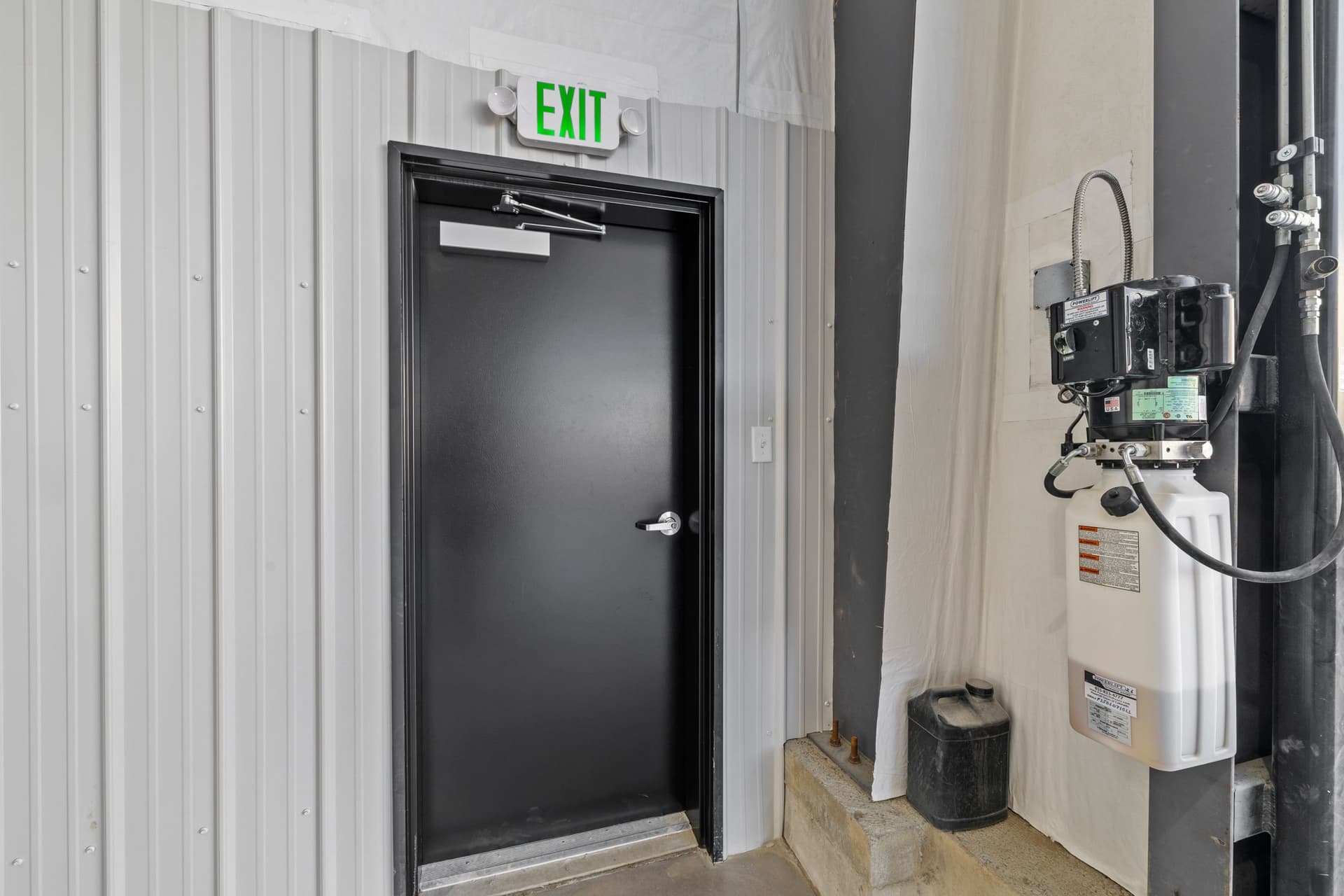 hangar popup image 8