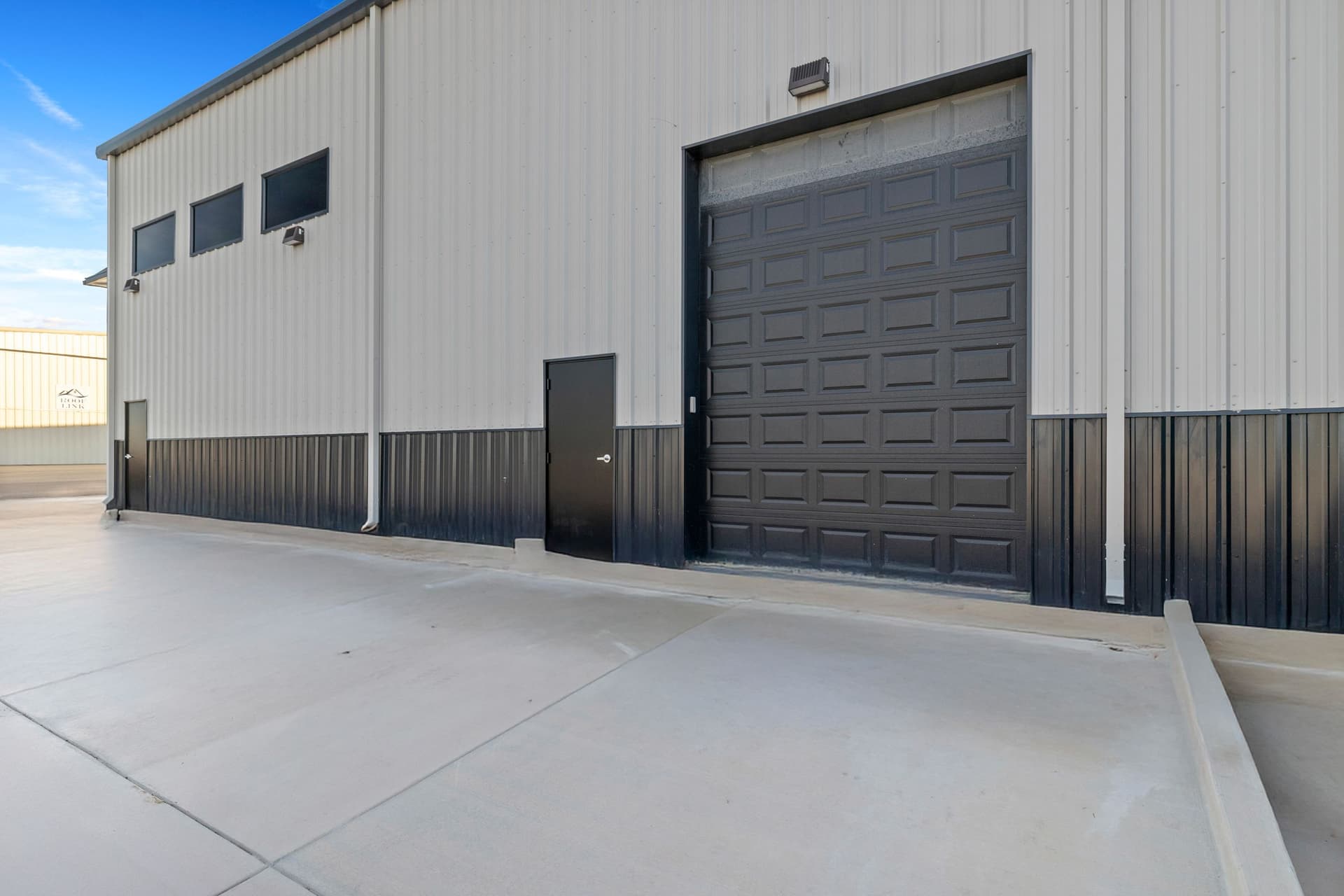 hangar popup image 9