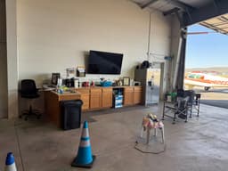 LARGE MULTIPLE AIRCRAFT 5500 SF DUAL DOOR HANGAR thumbnail 5