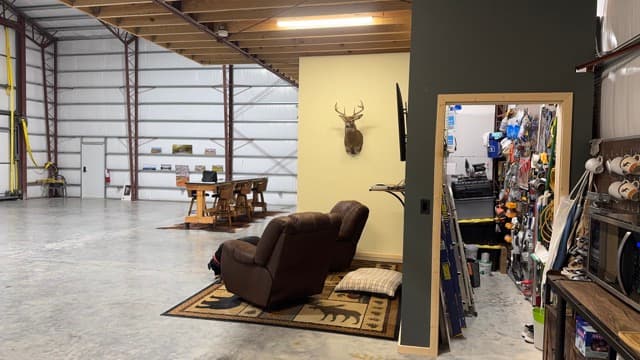 Pilot designed hangar with luxury pilots lounge and office at KGKT 4