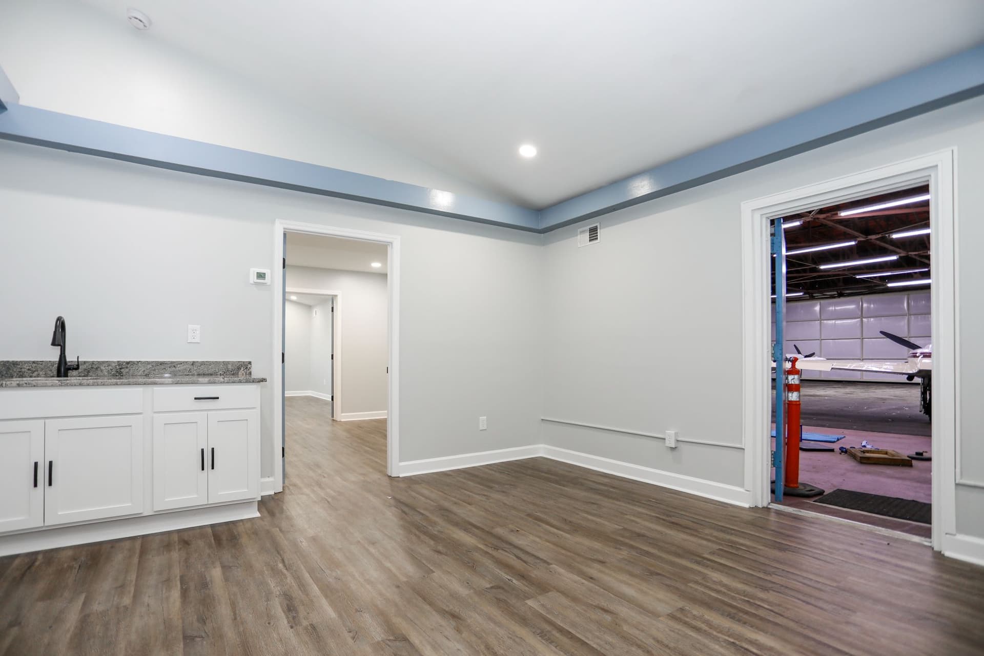 hangar popup image 12