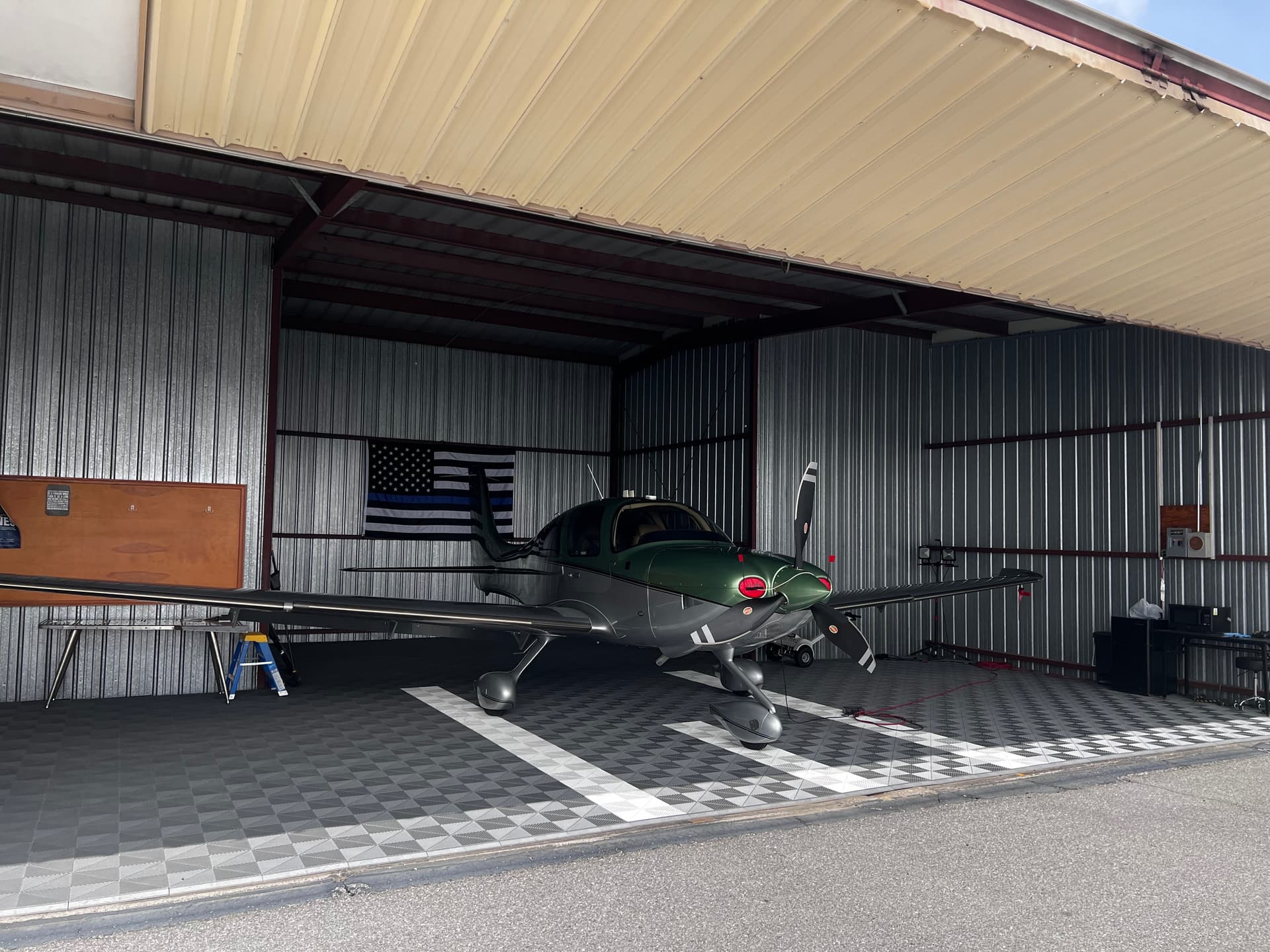 hangar popup image 5