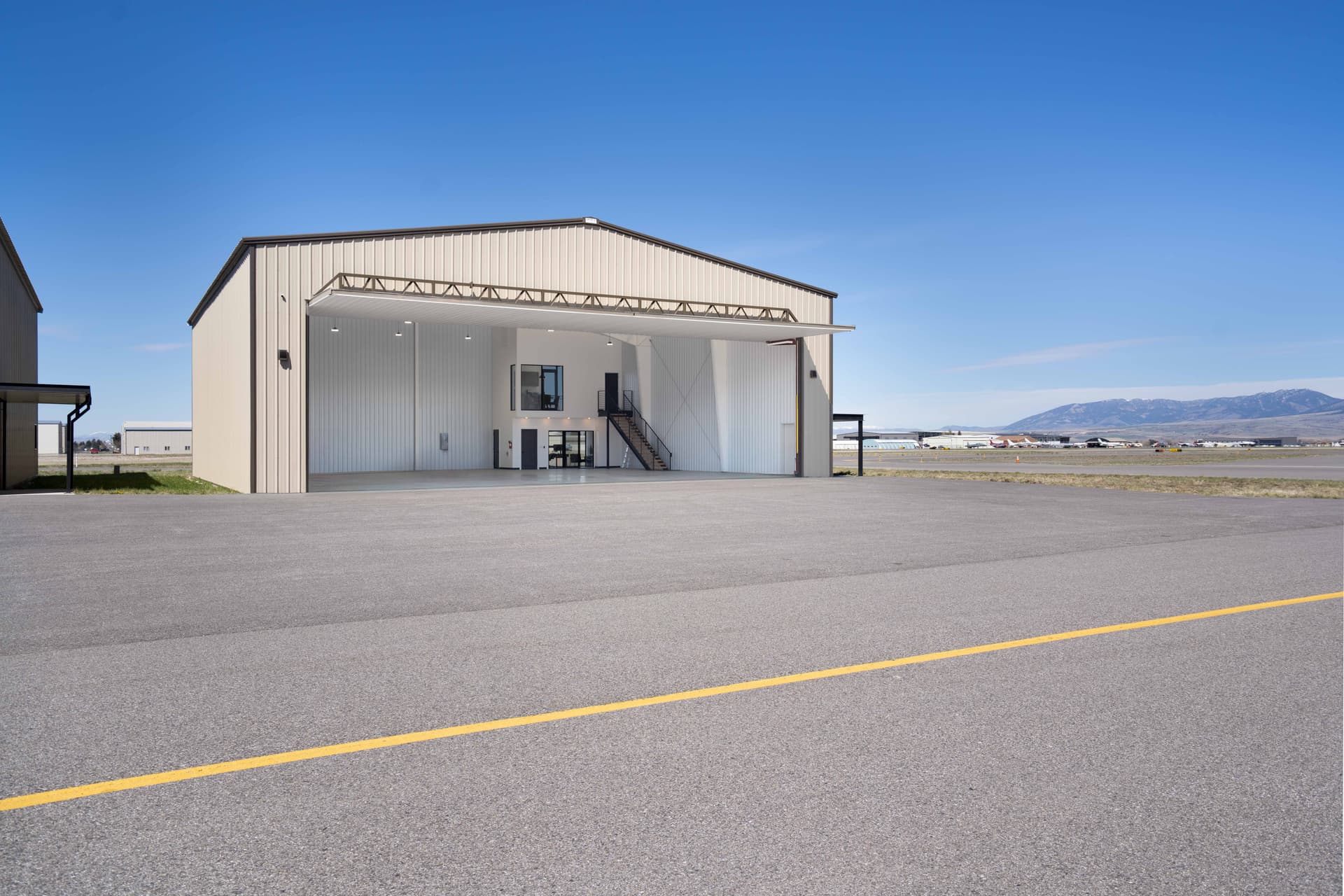 hangar popup image 8