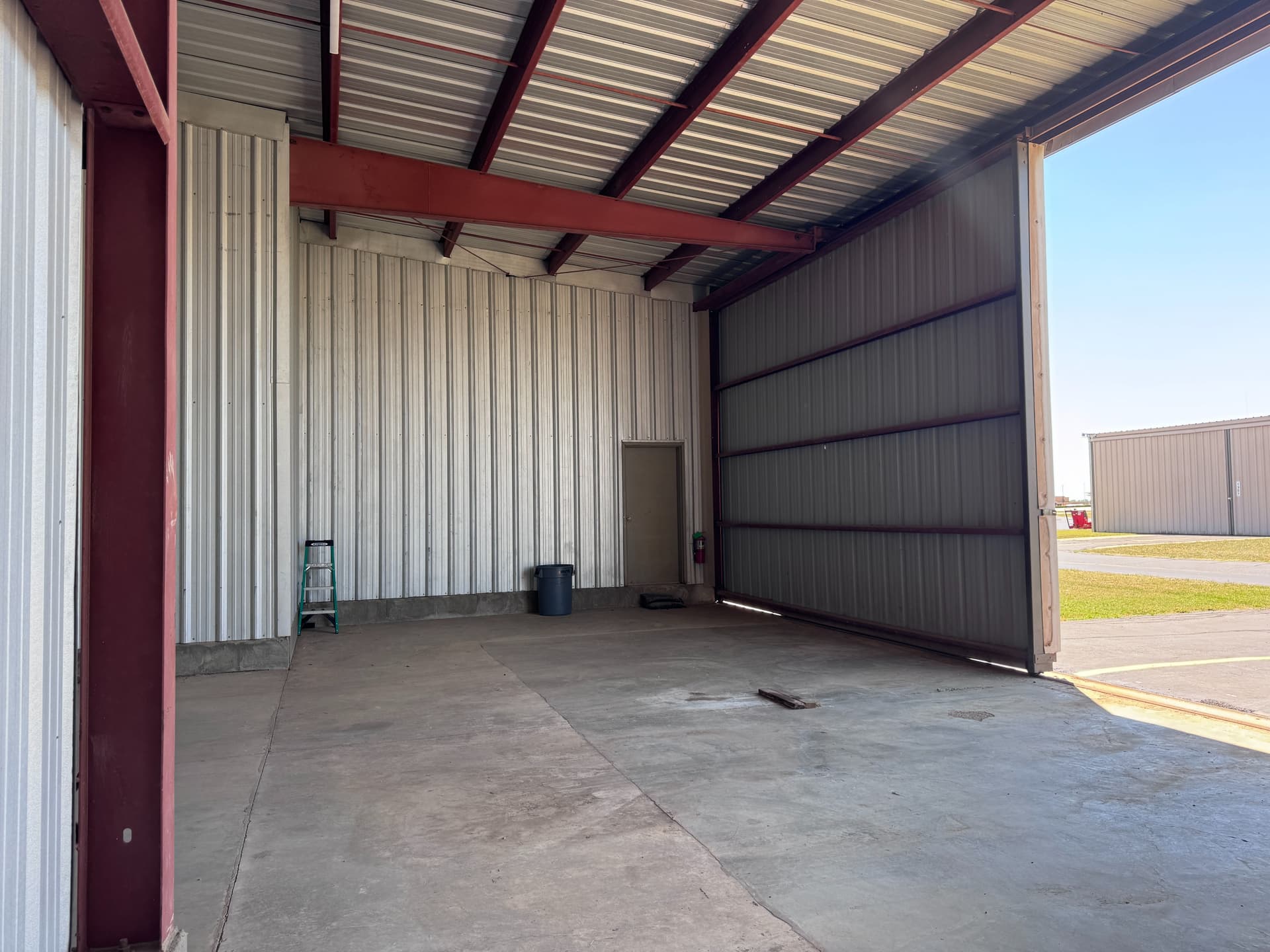 hangar popup image 3