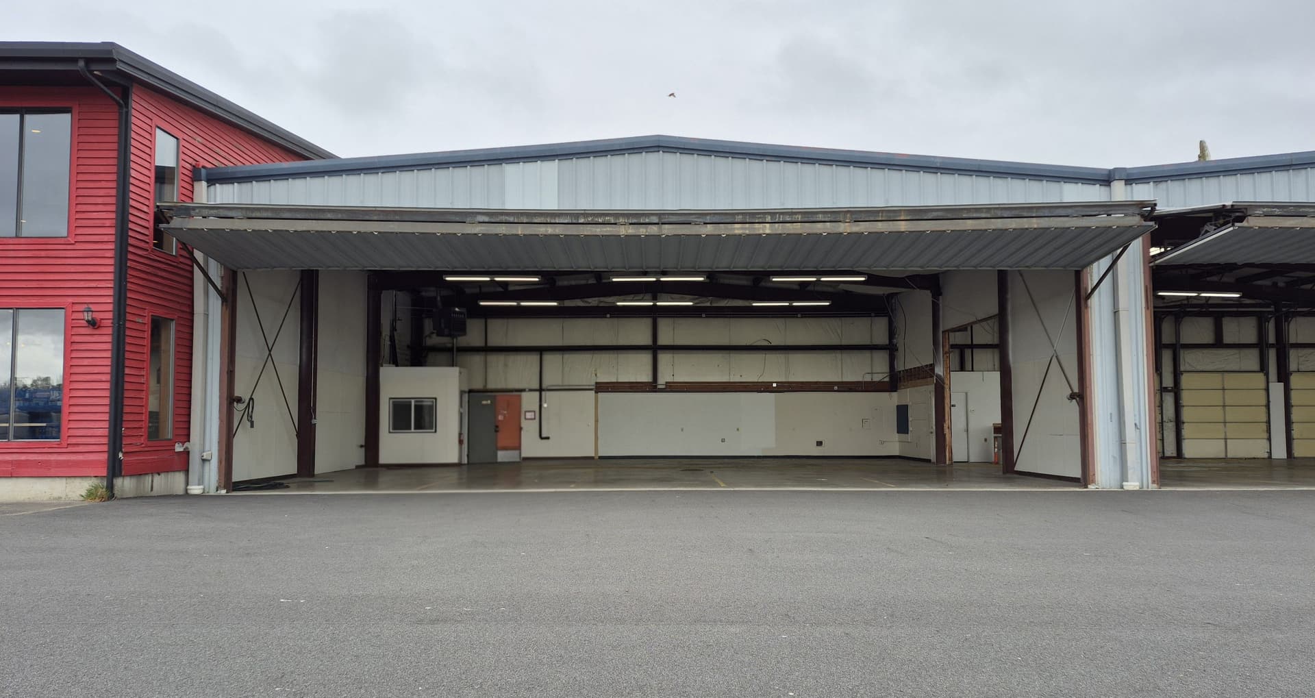 hangar popup image 4
