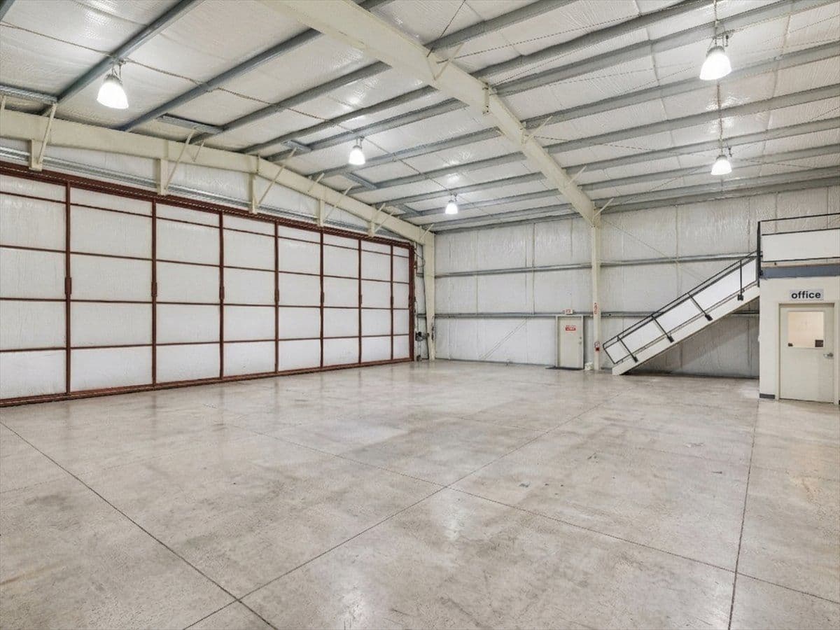 hangar popup image 13