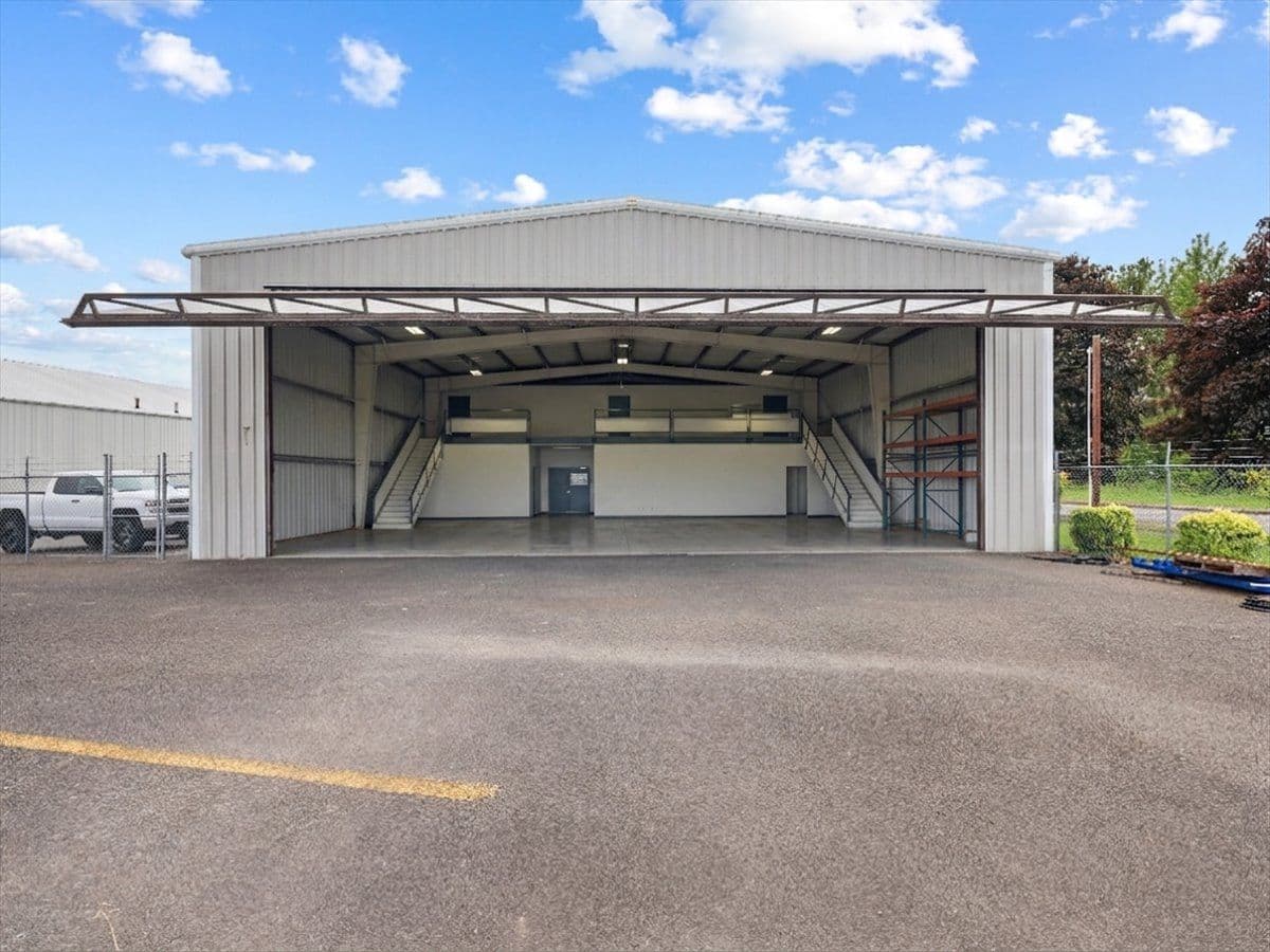 hangar popup image 5