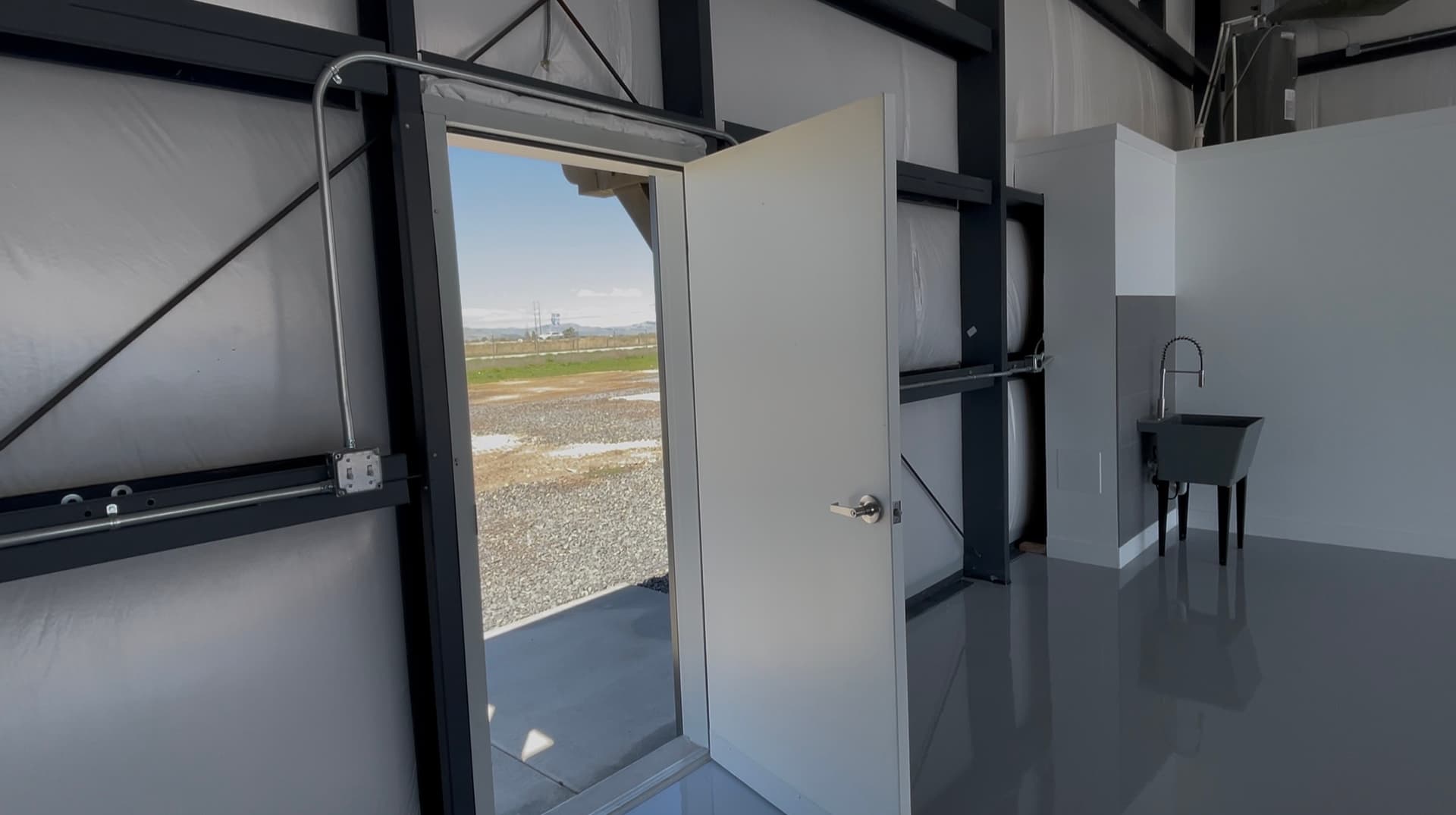 hangar popup image 4