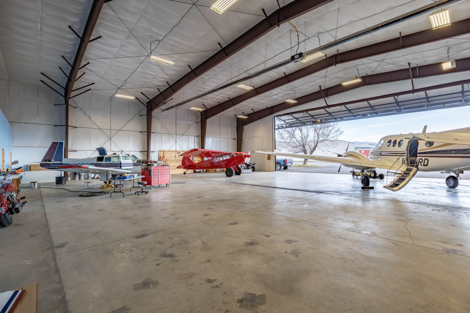 hangar popup image 2
