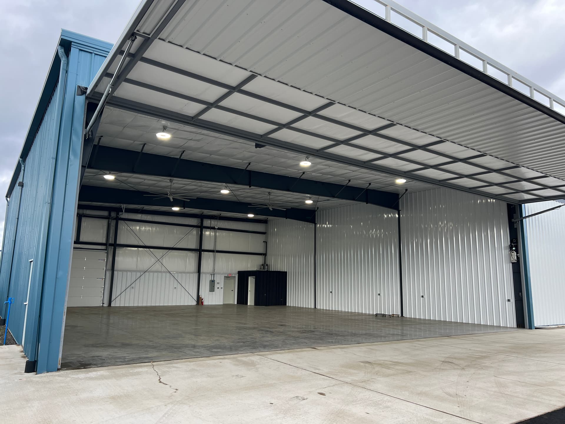hangar popup image 4
