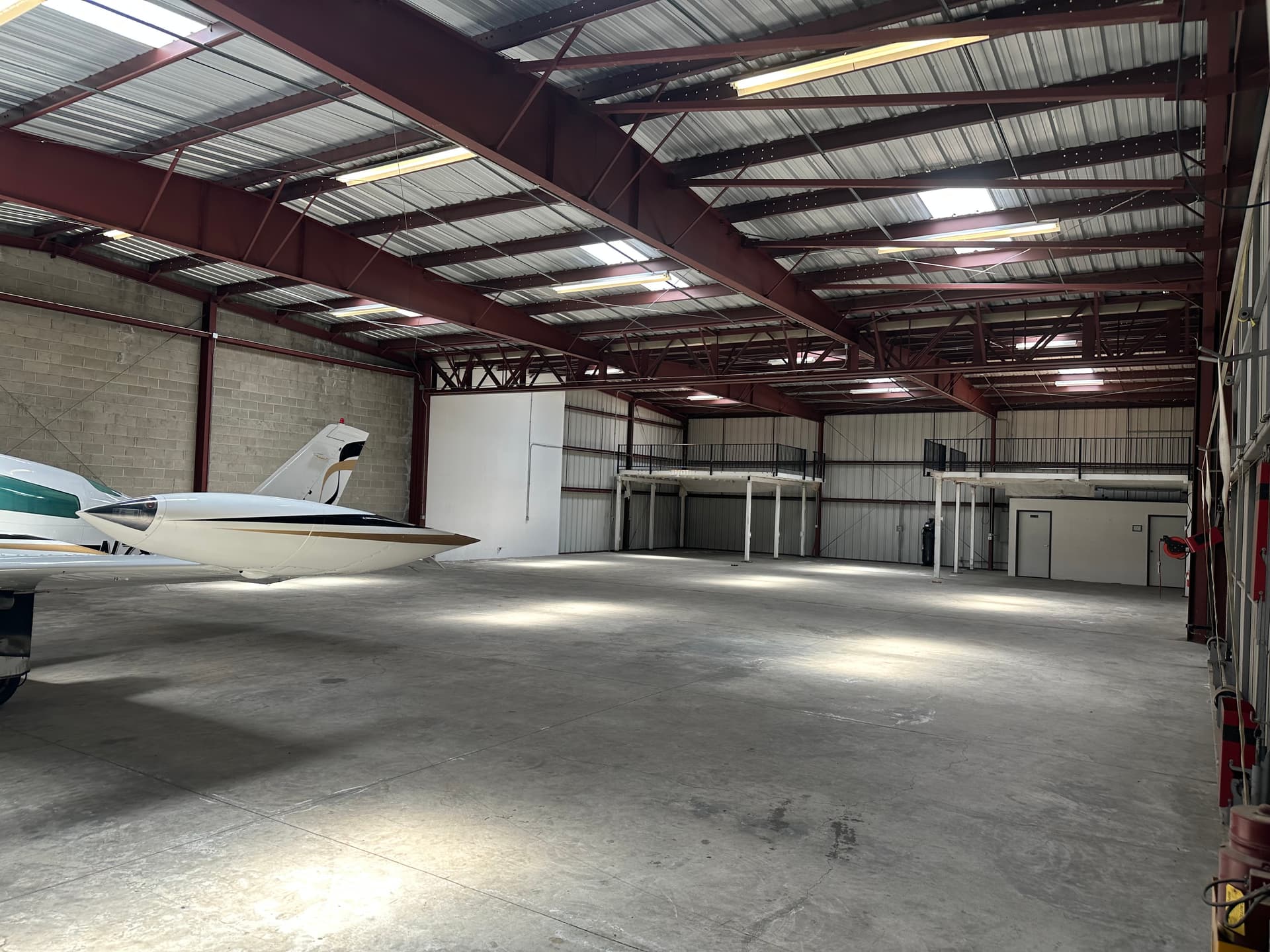 hangar popup image 4