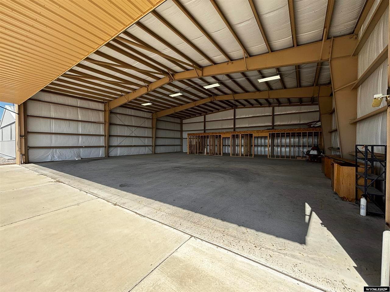 hangar popup image 4
