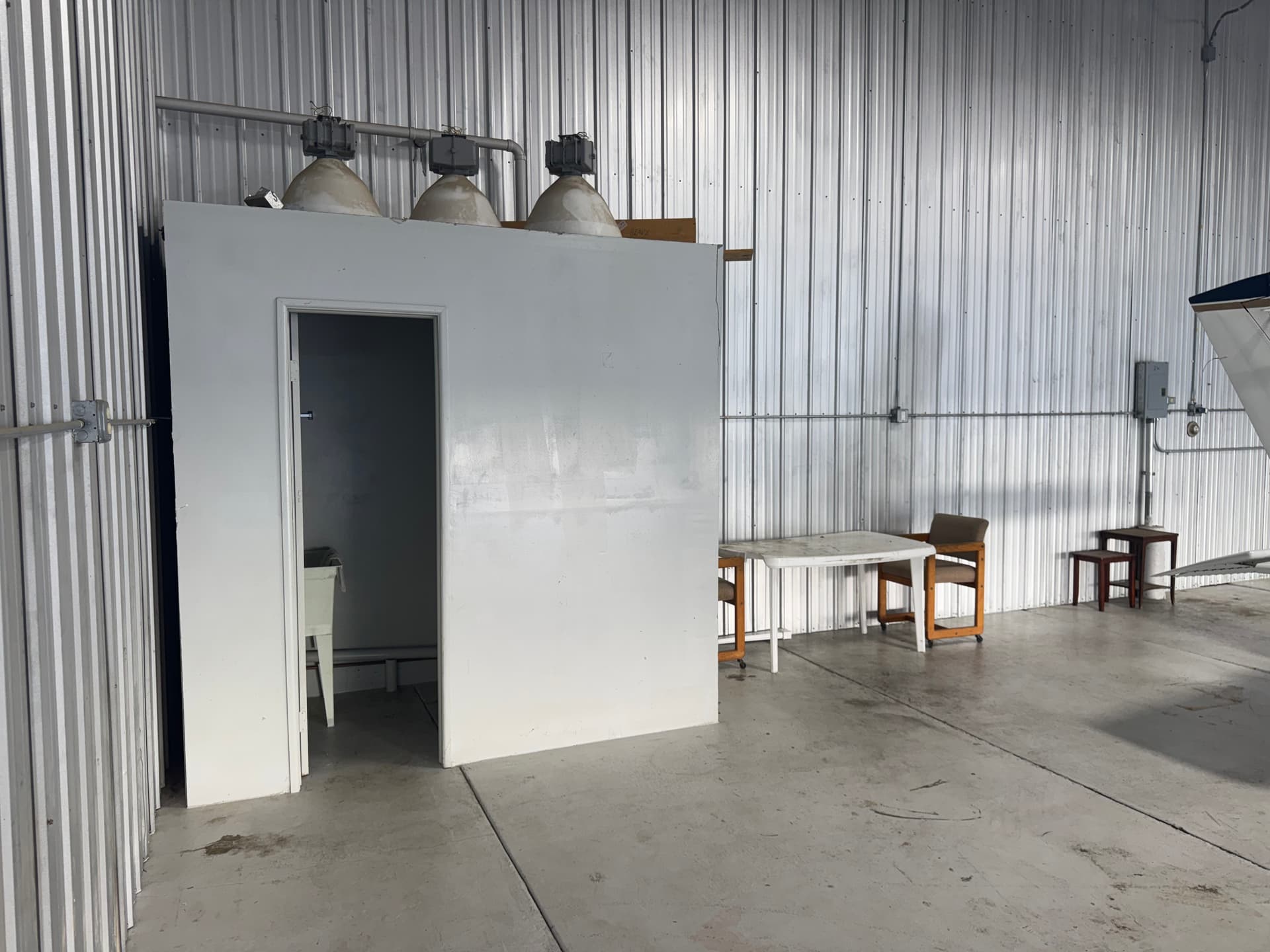 hangar popup image 1