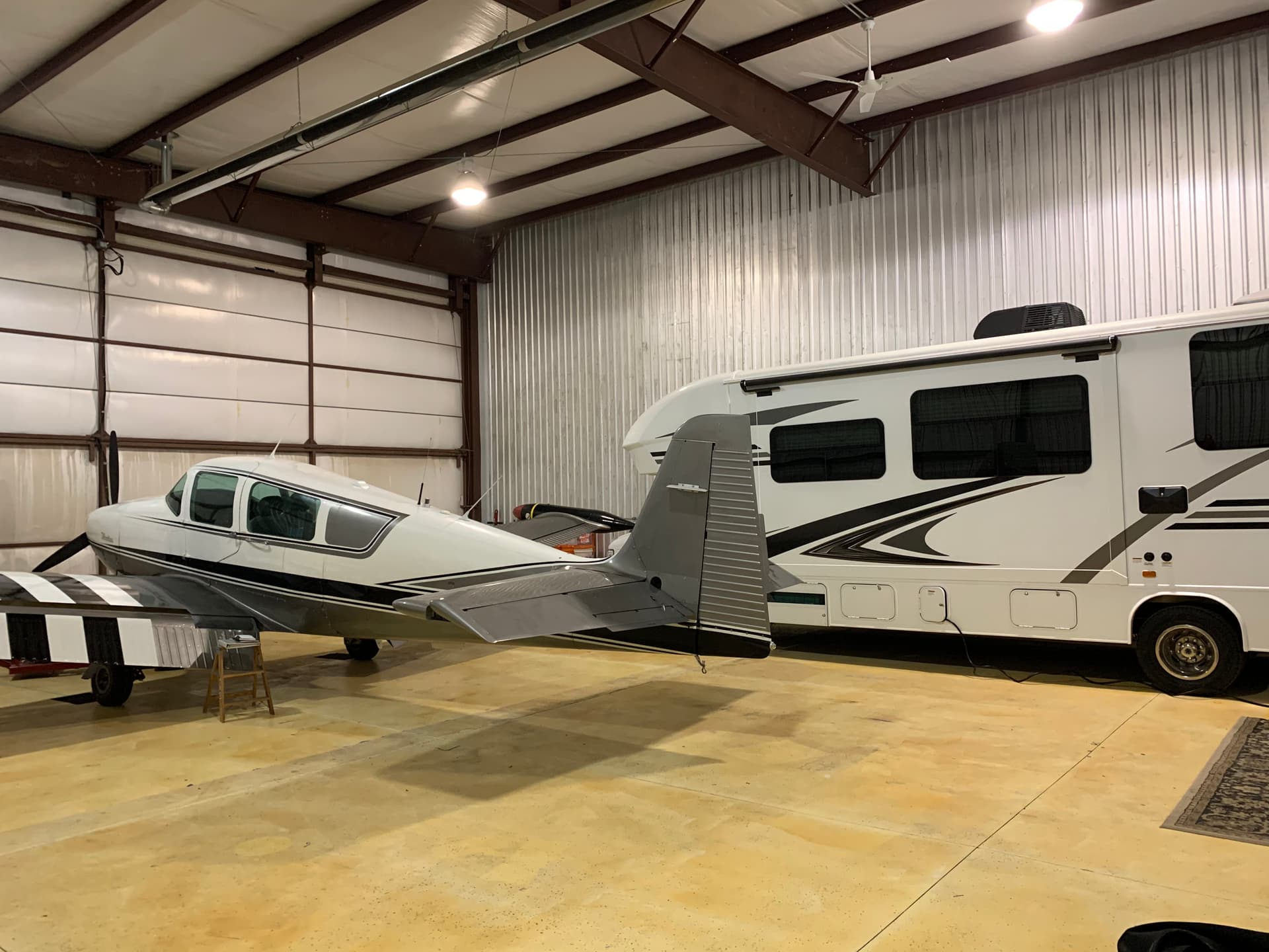 hangar popup image 1