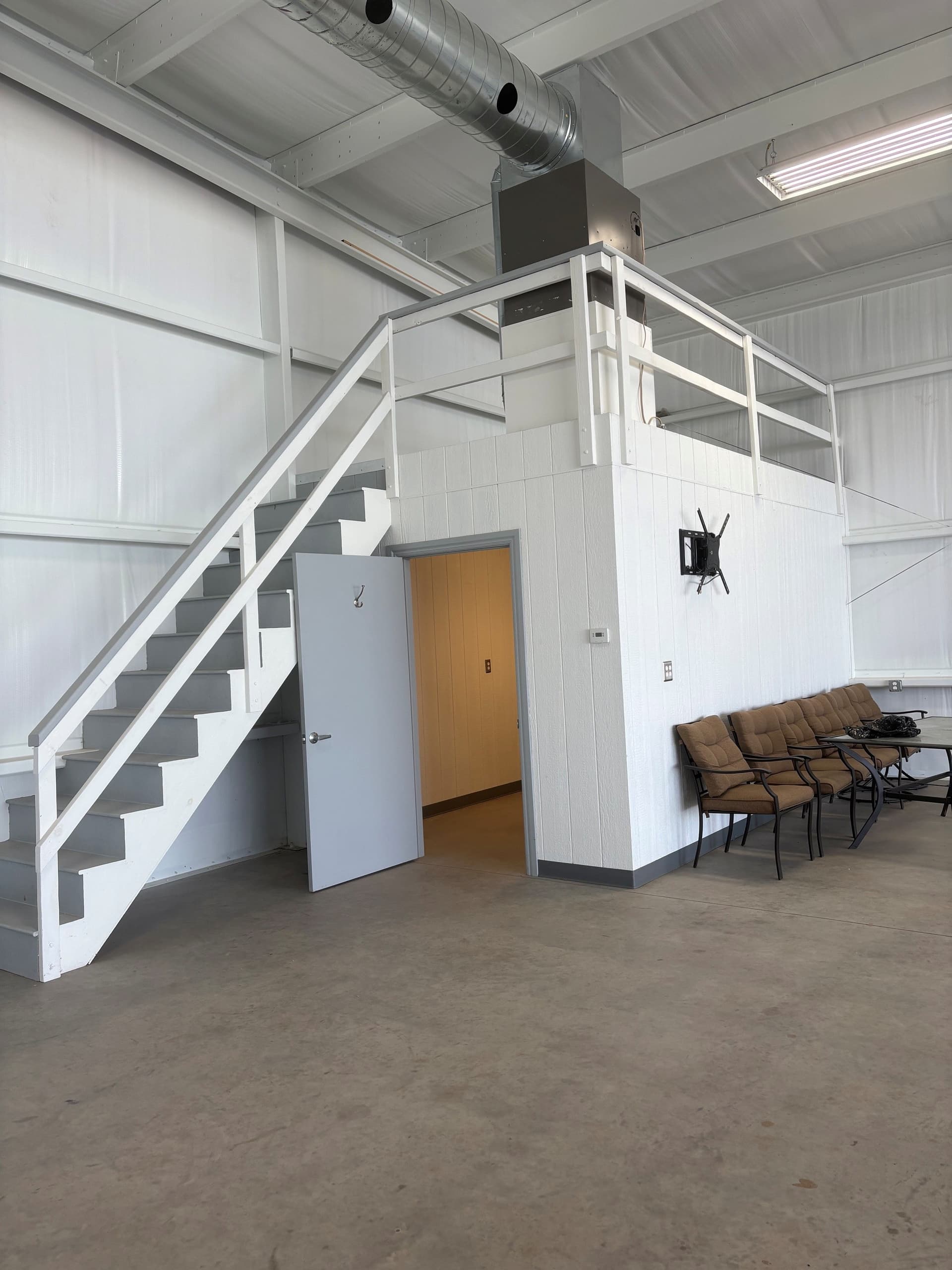 hangar popup image 2