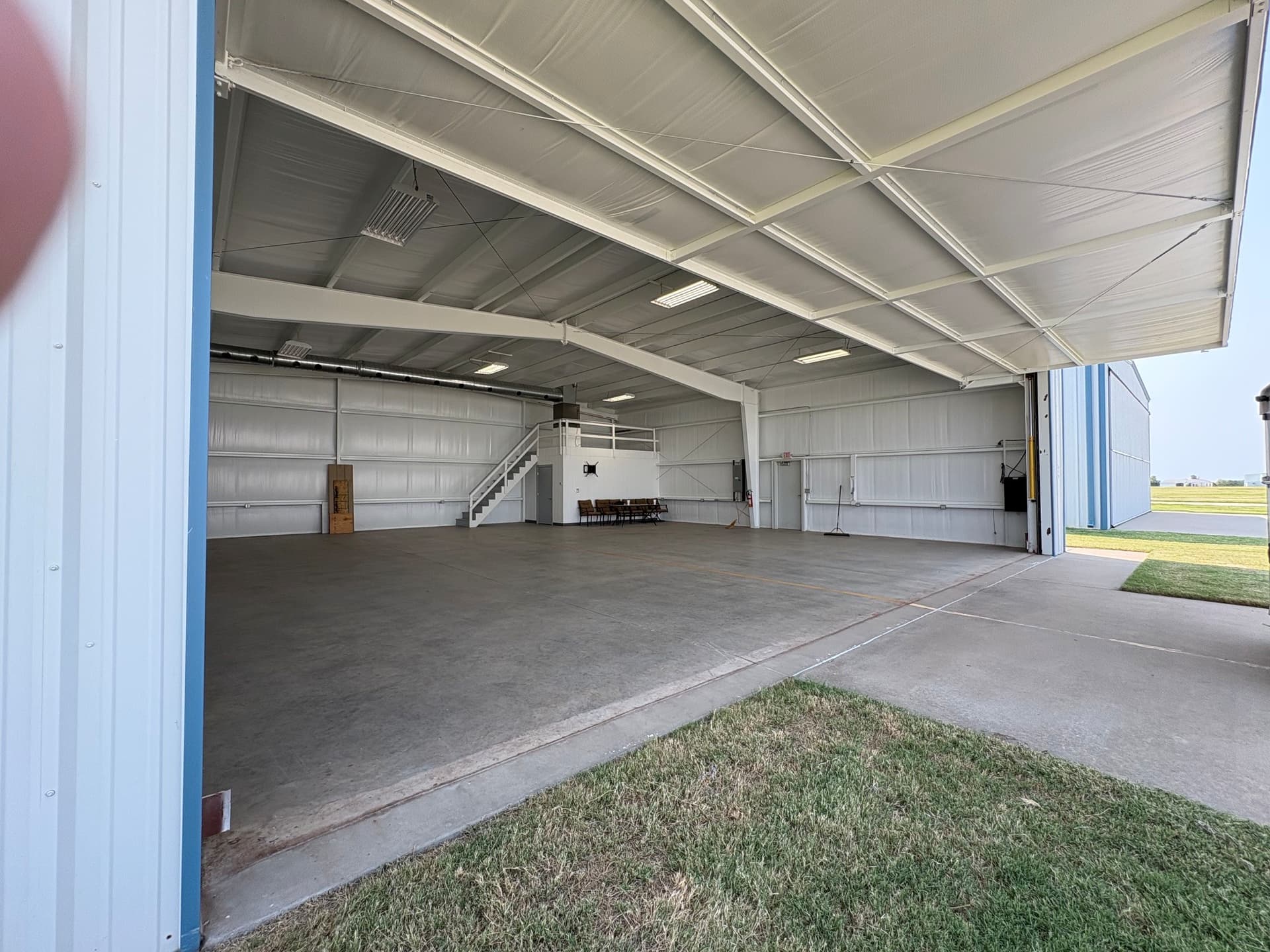 hangar popup image 3