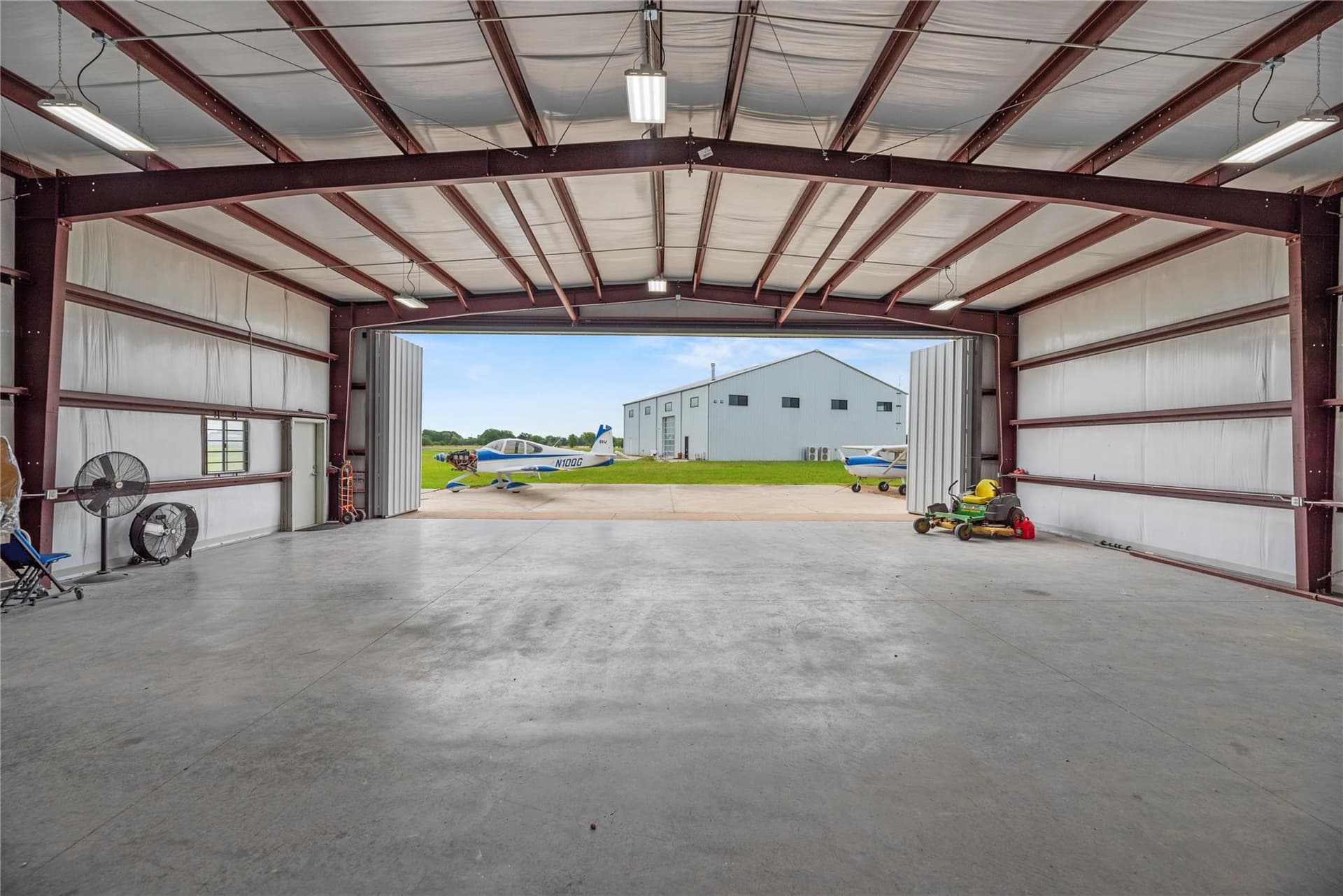 hangar popup image 6