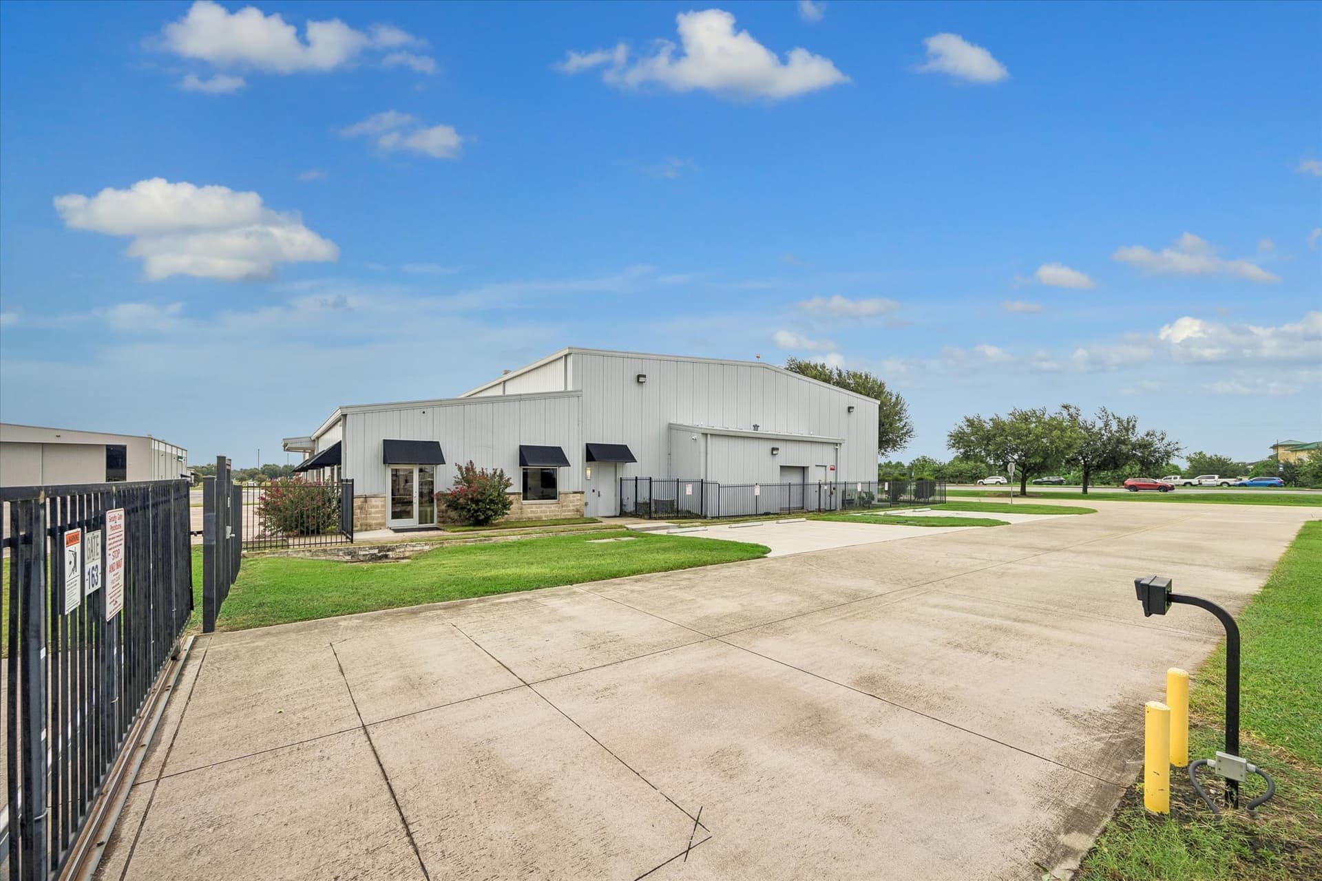 hangar popup image 4