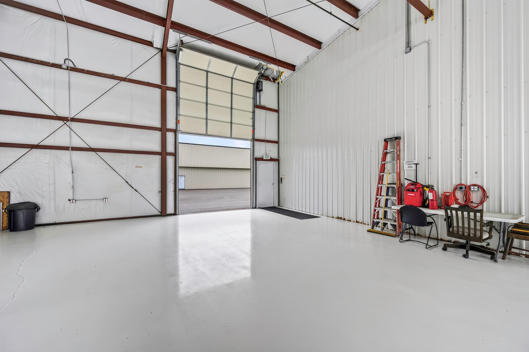 hangar popup image 3
