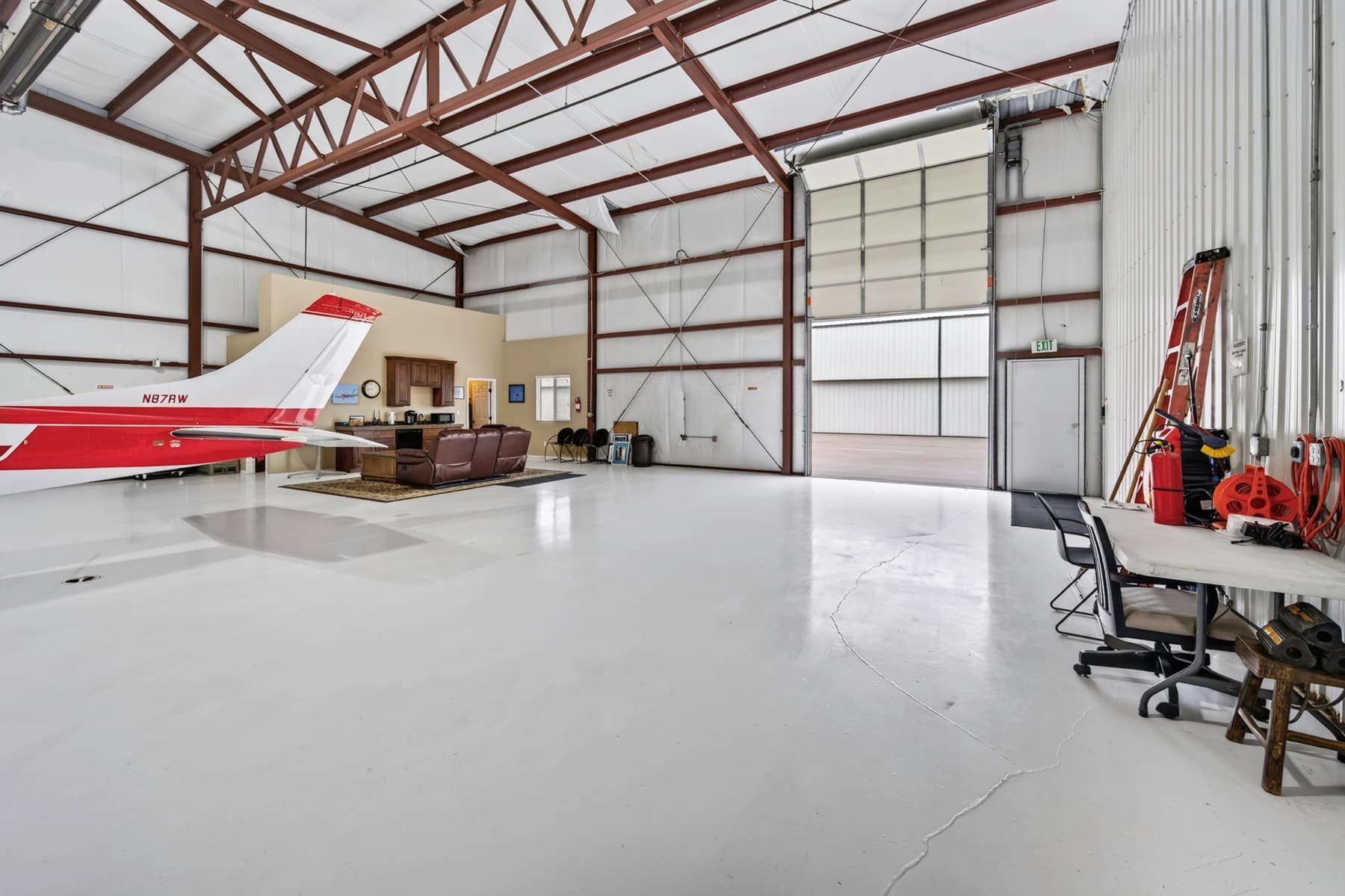 hangar popup image 4